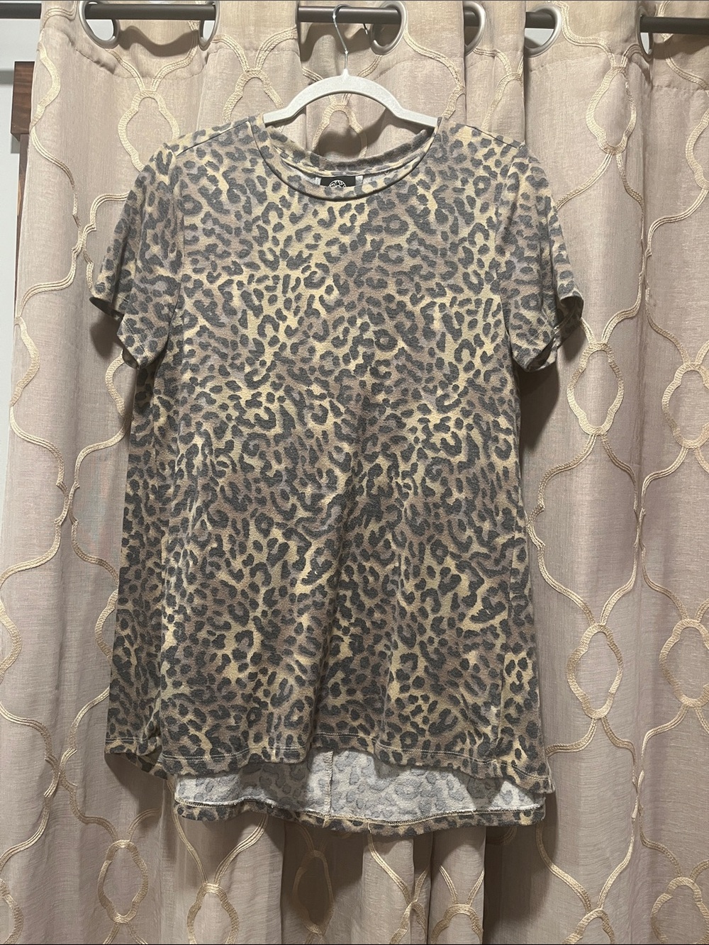 bobeau Leopard Print Short Sleeve Tee in Taupe and Brown